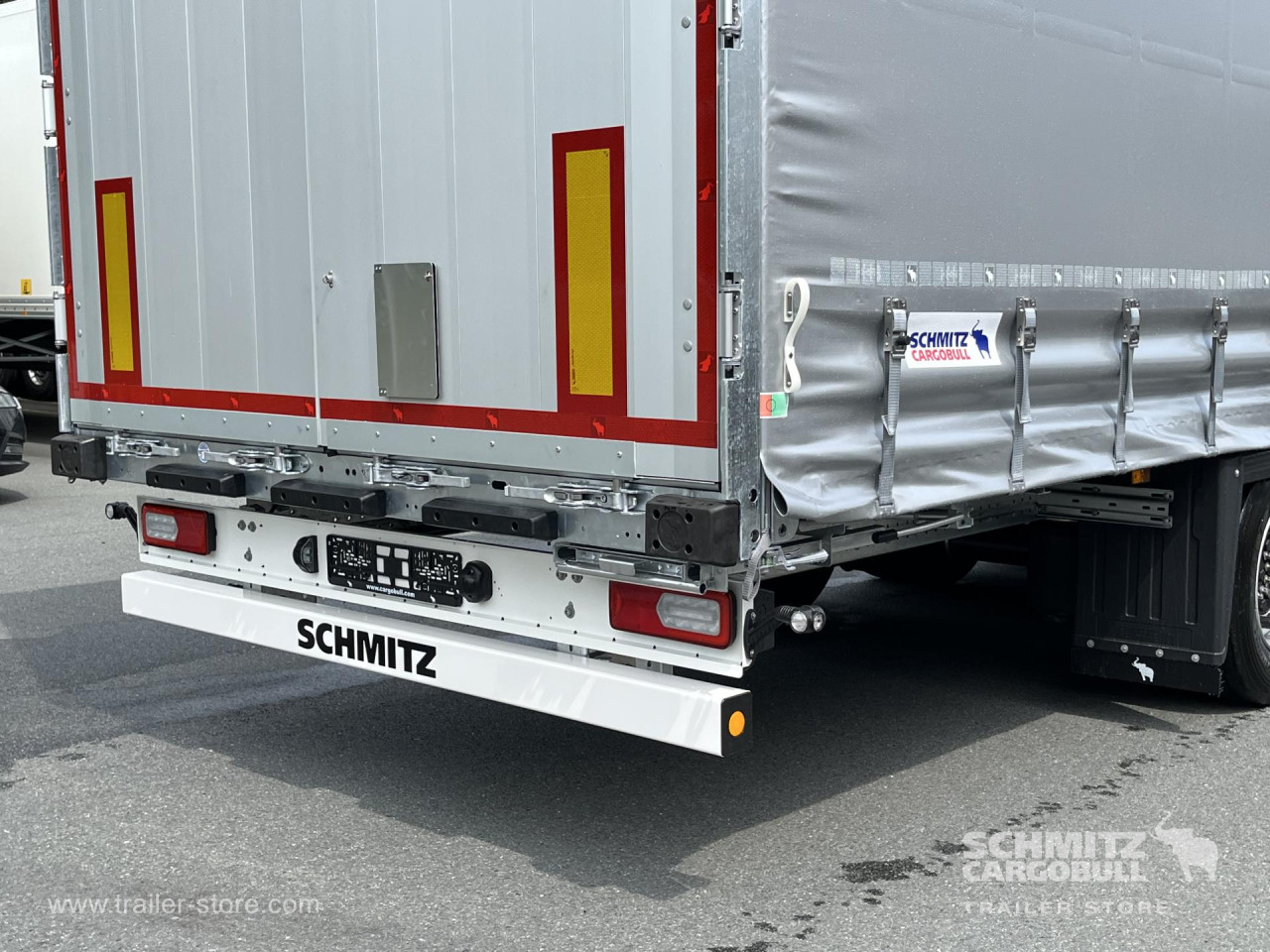 Schmitz Cargobull Curtainsider Mega Getränke 