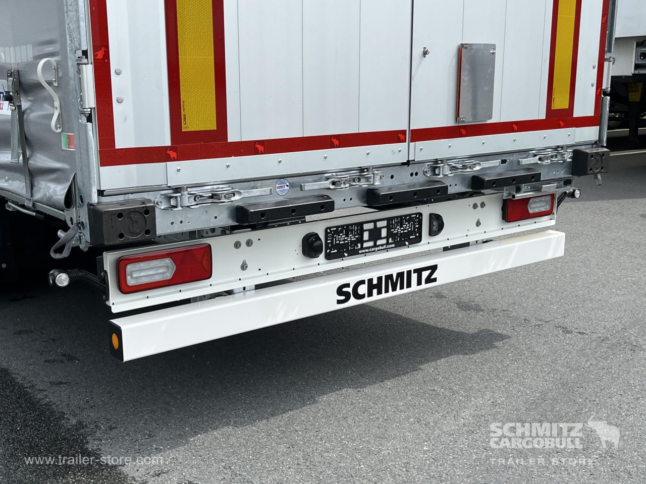 Schmitz Cargobull Curtainsider Mega Getränke 