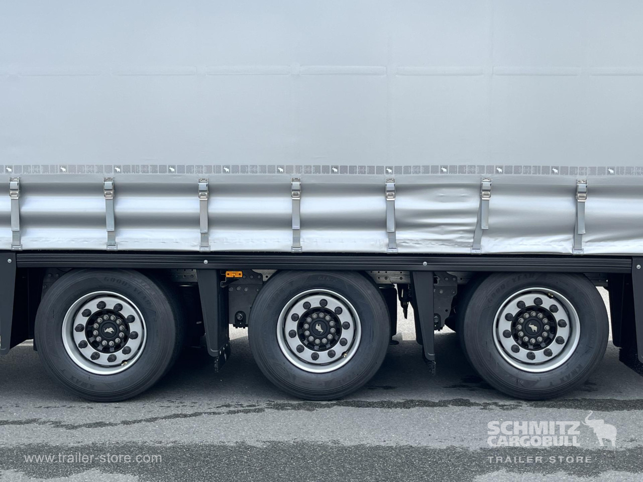 Schmitz Cargobull Curtainsider Mega Getränke 