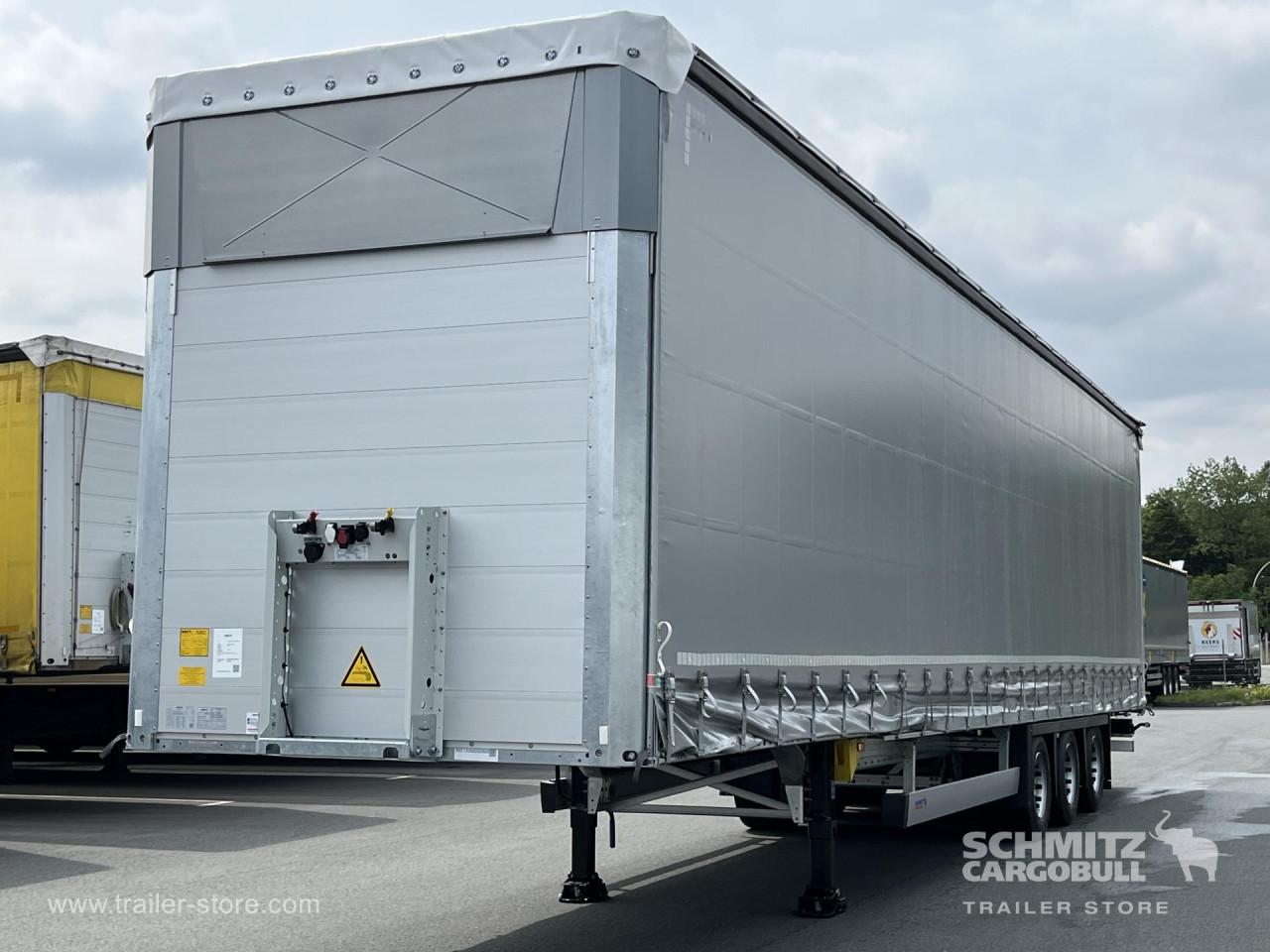 Schmitz Cargobull Curtainsider Mega Getränke 